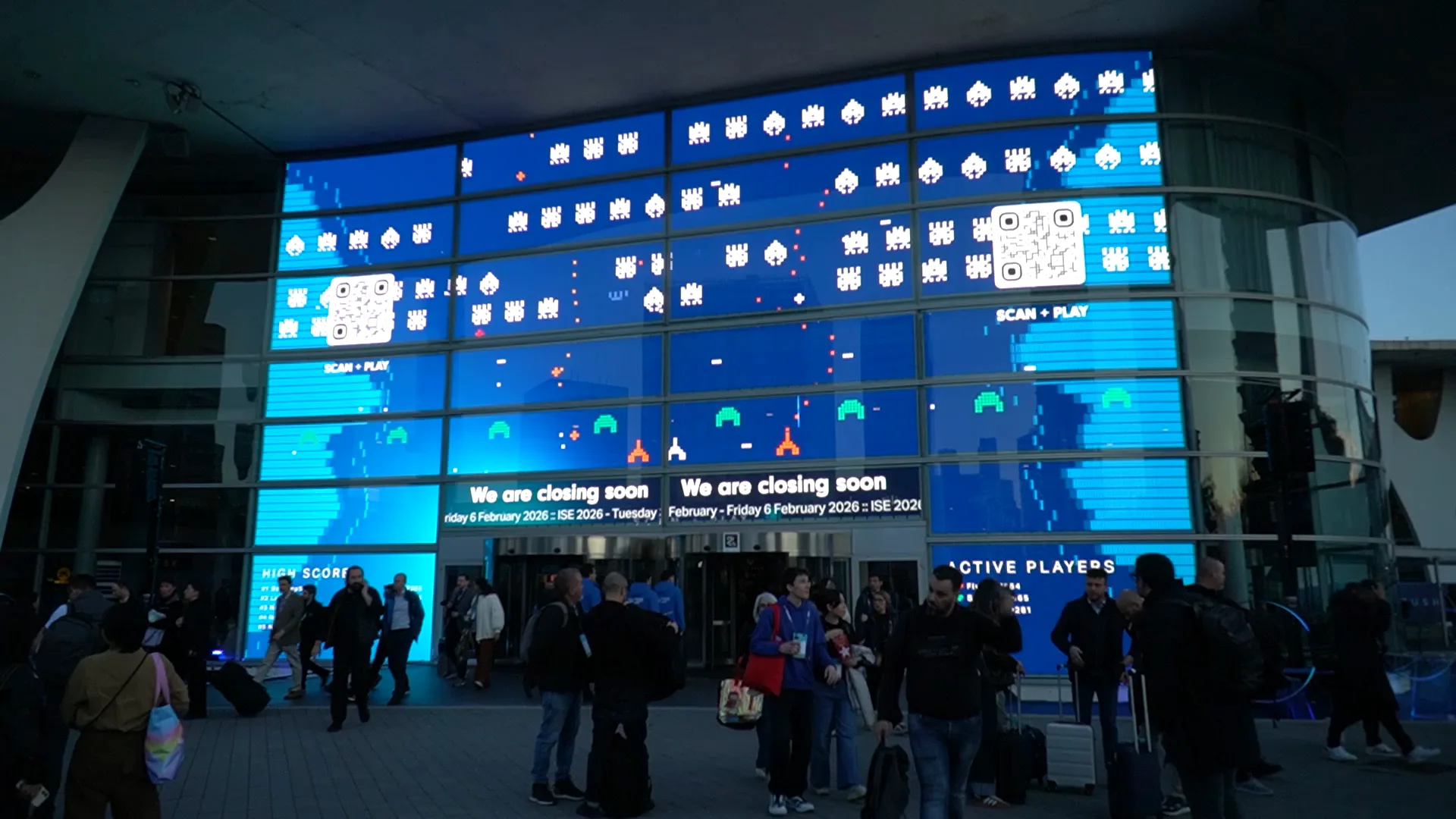 LED-Wand am Eingang der Messe mit laufendem Spiel
