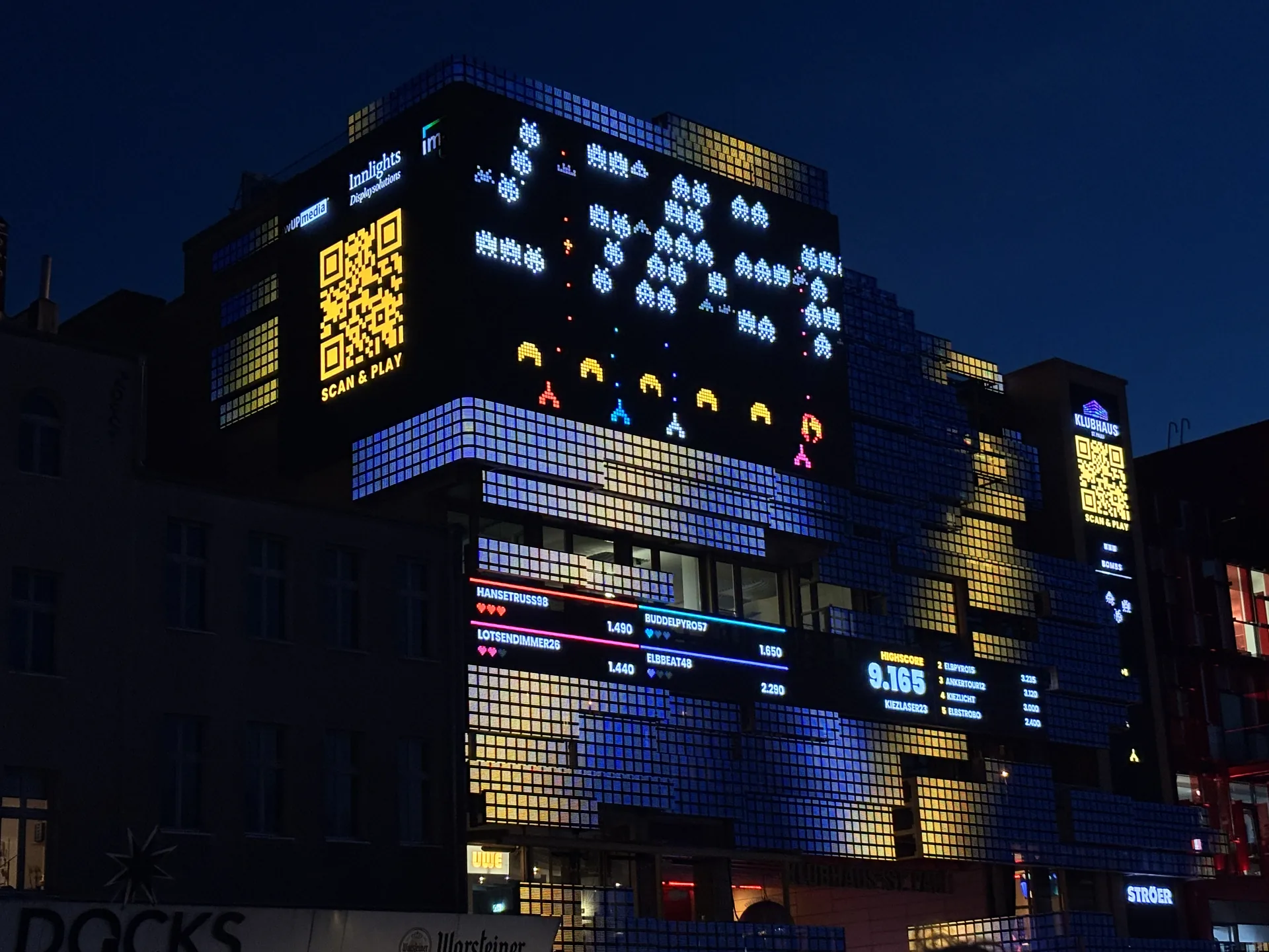 Fassade mit Spielfeld und Spielerkarten im Banner