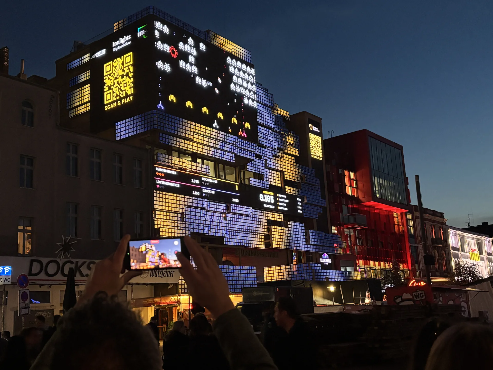 Ein Besucher filmt die spielende Fassade