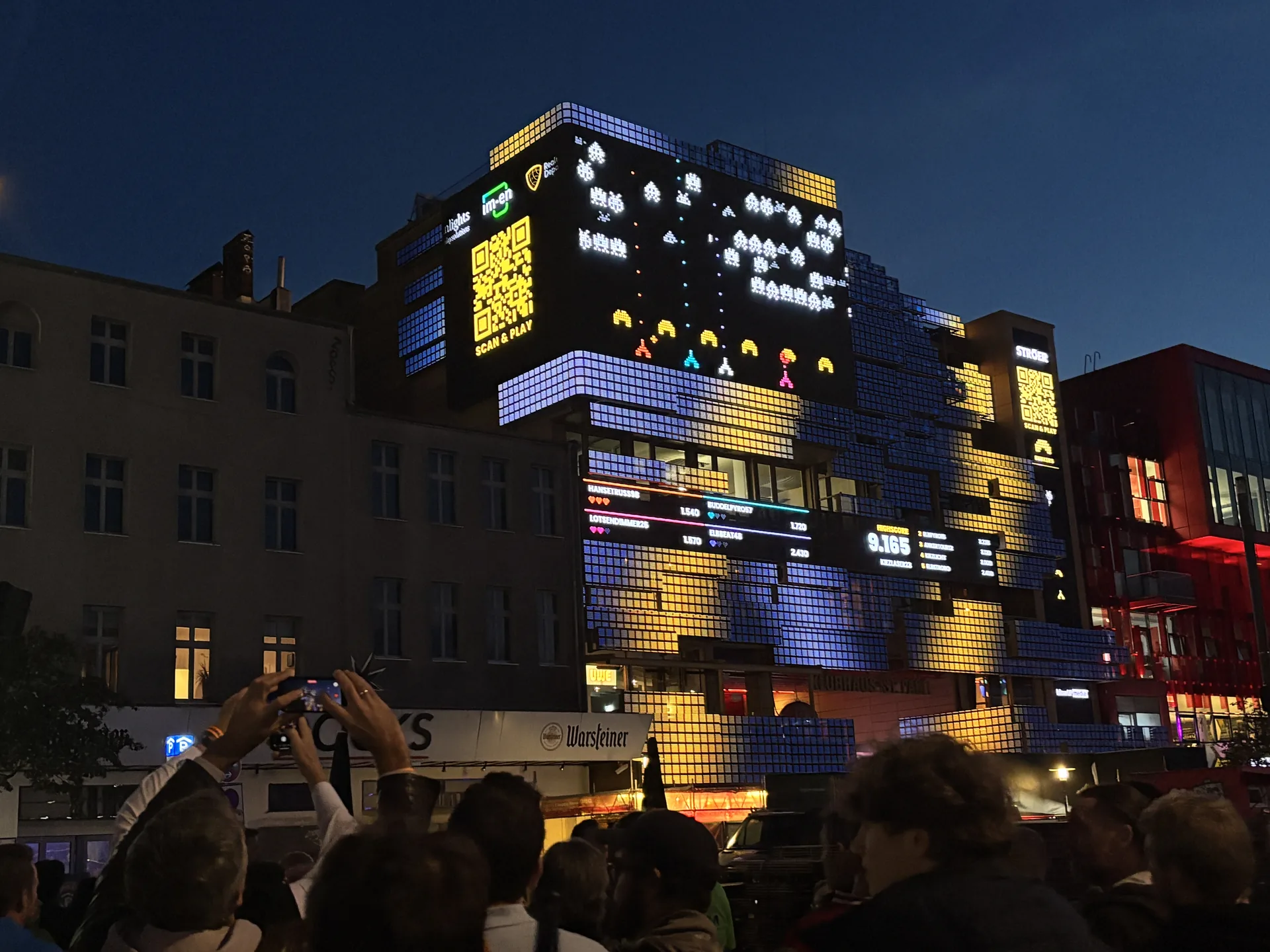 Publikum vor der spielenden Fassade